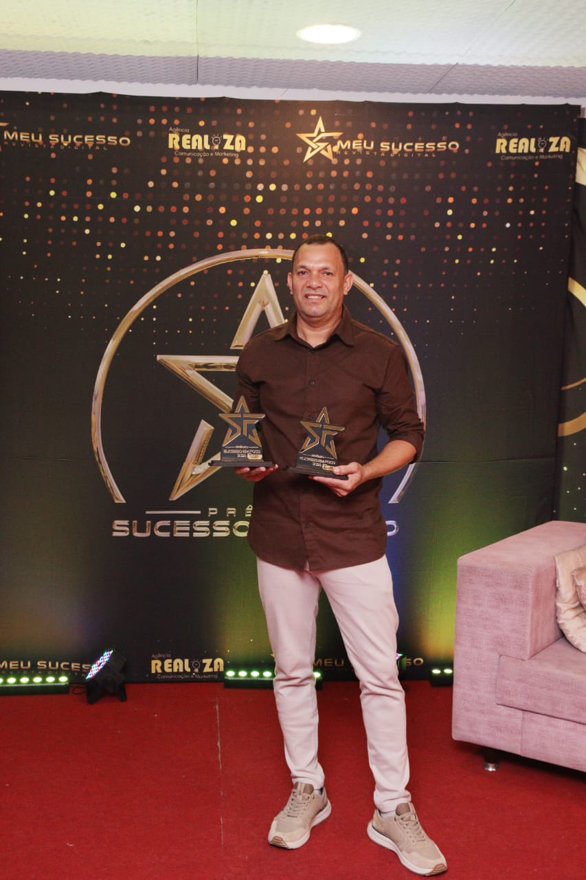 Mário Gesso recebendo troféus de reconhecimento profissional