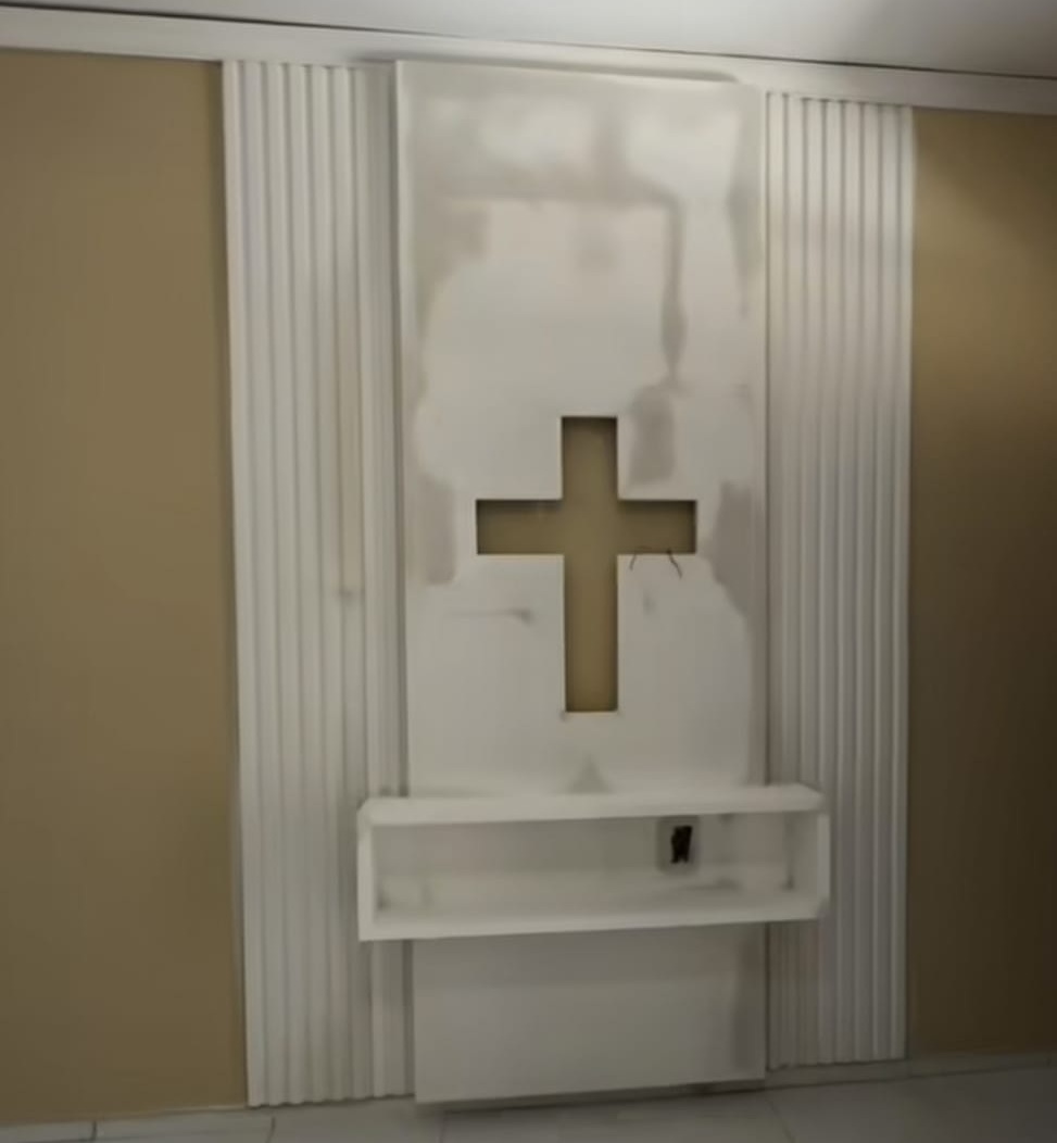 Oratório de gesso com acabamento decorativo